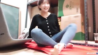 BJ Feet: Criminally cute streamer’s bare soles in jeans #2