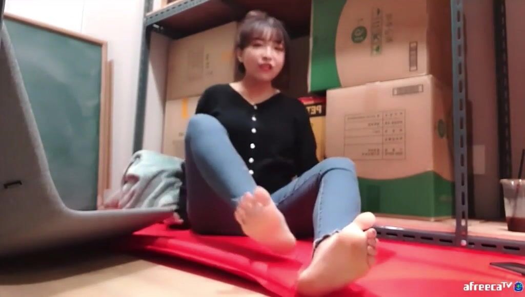 Criminally cute streamer’s bare soles in jeans