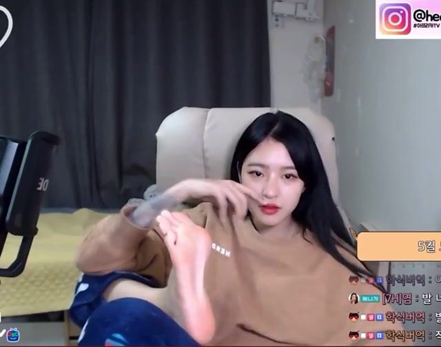 Tattooed babe soles reveal