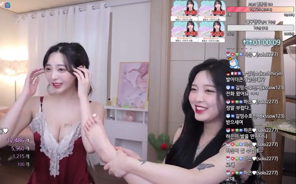 Smelling her friend’s feet