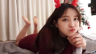 BJ Feet: Festive feet in the pose #4