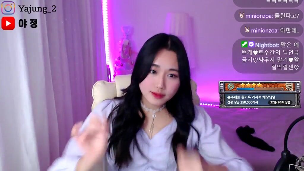 Yajung showing off her legs and feet