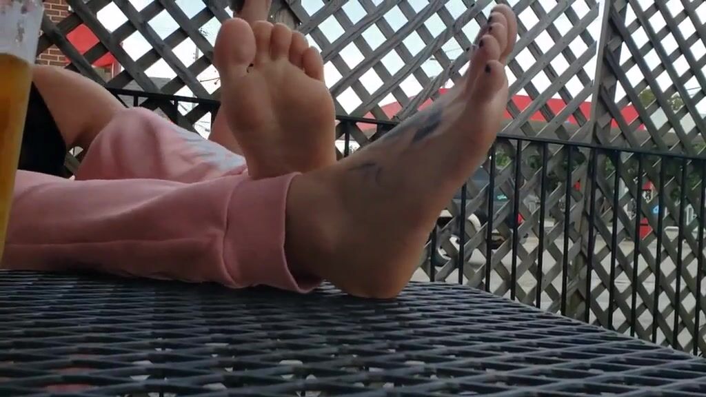 Public footshow on a bar patio with a ton of people!!!