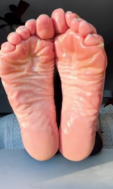 Insanely beautiful oily wrinkly soles