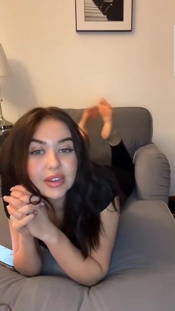 Dm me to share feet pics