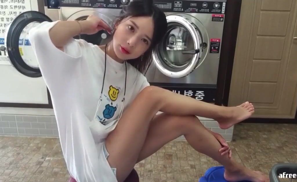 Lovely laundromat legs