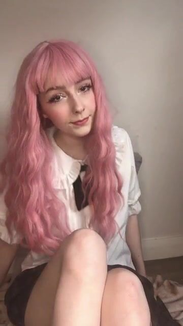 I want you to tell me how pretty my feet are while you watch me take my socks off for you ????