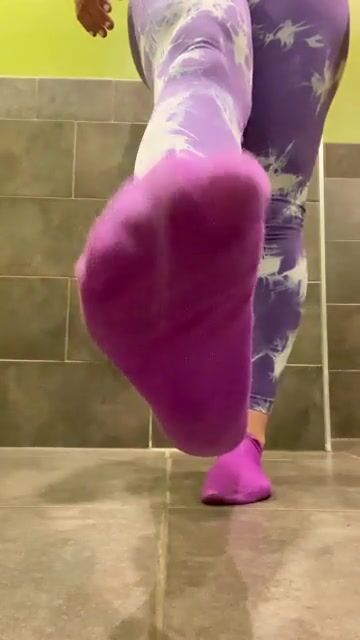A longer video of me teasing you with my gym feet???? do you like how pink they are?