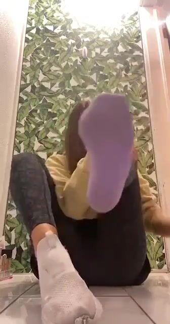 Dm if u know any girls that sell that u bought from before