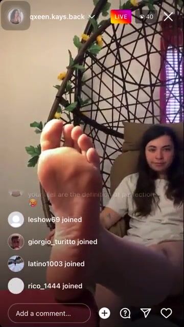 Beautiful girl with beautiful hot sexy soles from Wednesday’s live!!