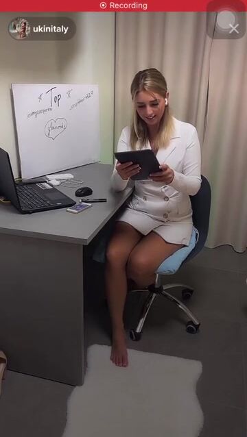 Beautiful girl with gorgeous feet ‘N’ sexy soles straight outta Ukraine ♥️♥️ living in Italy ♥️♥️ on Wednesday’s live!!