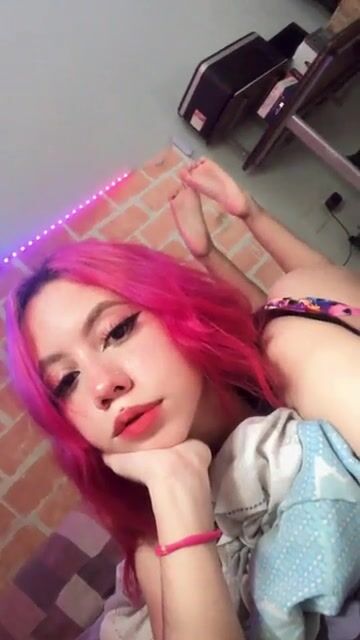 pretty pink feet for you ????