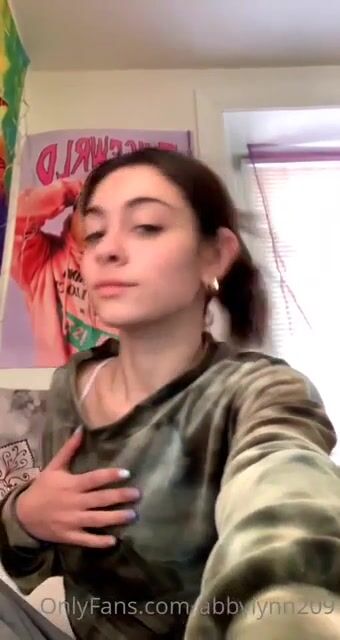 oh my..she's hella hot + LLJW????????