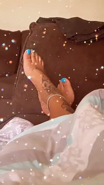 Gorgeous redbone feet