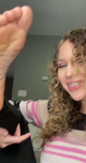 Helllllo! Wanna suck my toes with me? It really is so hot ????????????♥️