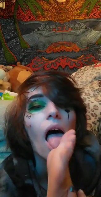 Making myself wet sucking on my toes <3