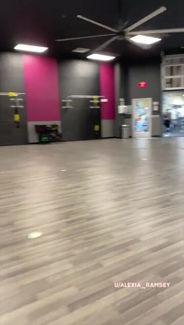 A little post-workout feet tasting at the gym! If you saw your gym crush doing this, what would you do?