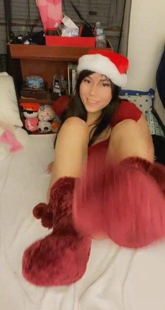 I love my Xmas socks but love my feet much more with them off ????♥️