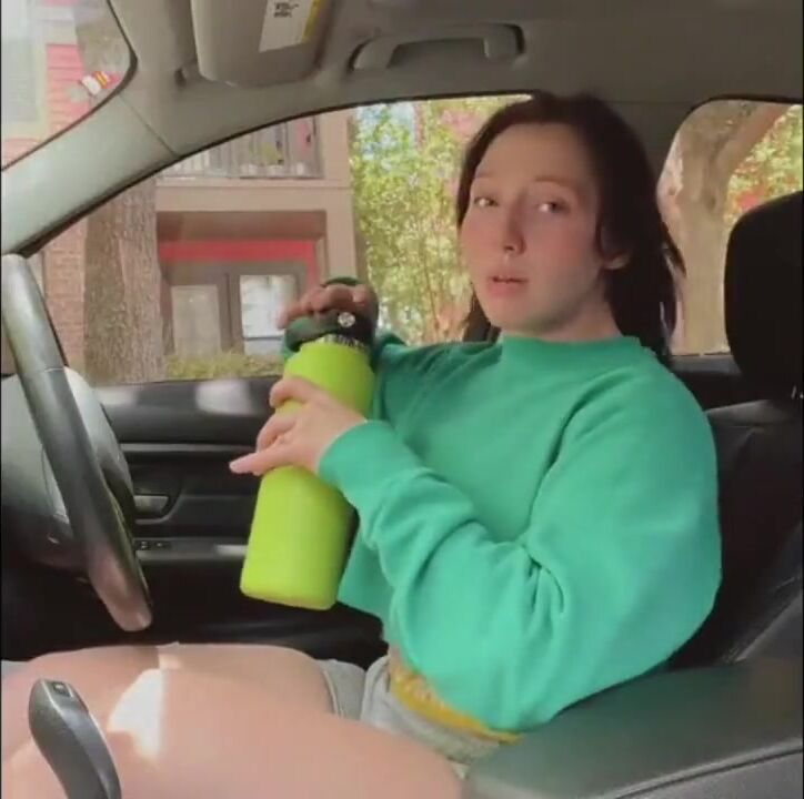 Slutty gym chic shows her smelly soles