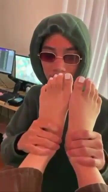 Turbo green girl foot worship pt. 1