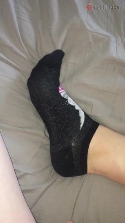 Letting my sweaty feet get some air ♥️ DMs open!