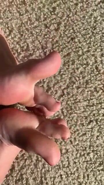 Lick my sparkly toes you naughty boys ????????✨