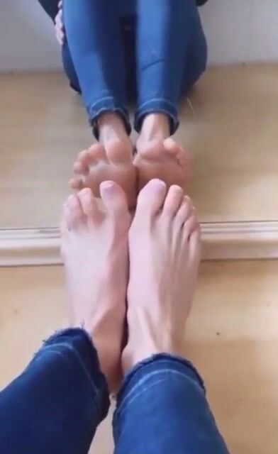 Feet and toe scrunches in the mirror ????