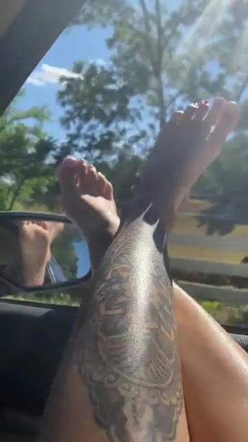 Even the wind and sun love kissing and caressing my feet ☀️