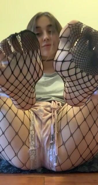 Happy humpday ???? do you like my fishnets? ????❤️