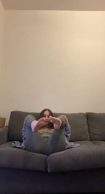 Happy Monday!✨ I’m about to do some yoga and have a workout, should I show my feet afterwards? ????????