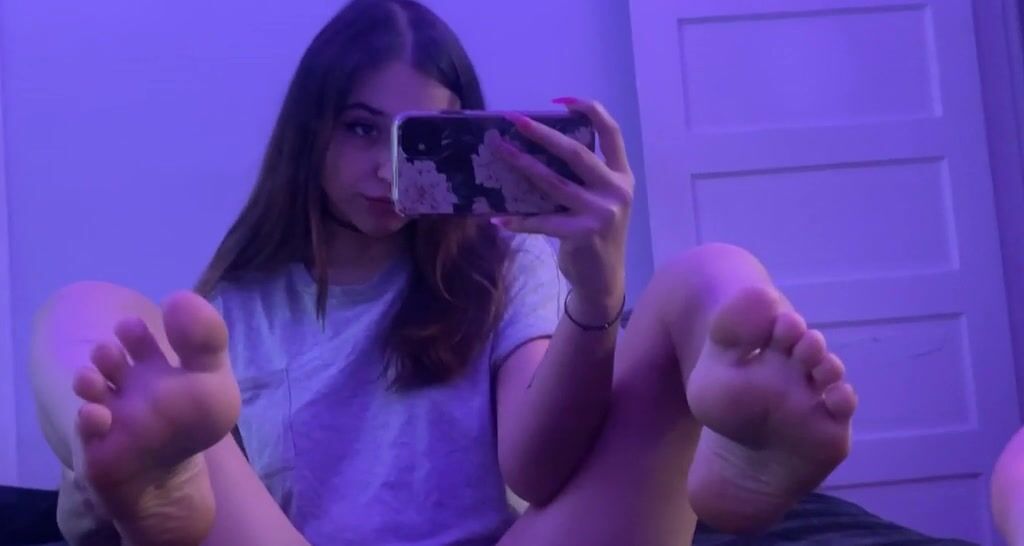 Waiting for someone to come worship these feet ????