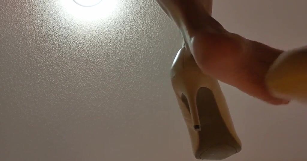 My computer isn't working, can you go under my desk and fix it?