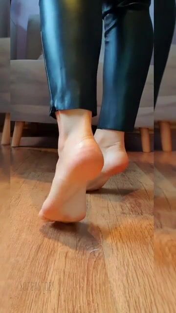 Happy weekend from me and my flirty feet ???????? I see you are already on your fours ????