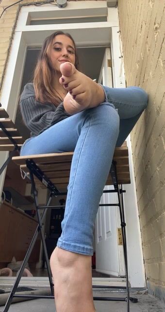 Happy Toesday!✨ Time to tease you outside.. here’s to hoping we don’t get caught ????