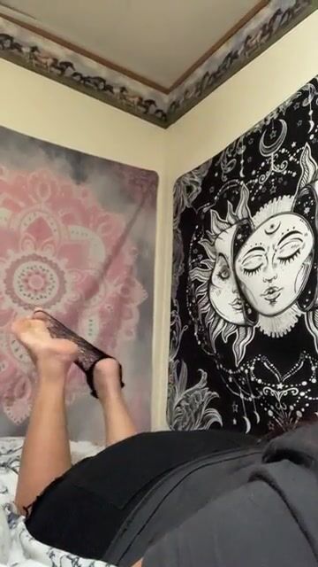 Please come play with my feet