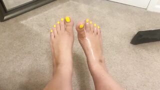 Feet: Yellow glistening toes ♥️♥️♥️♥️ #4