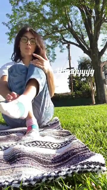 Picnic and toe wiggles in the sun,would you come up to me?