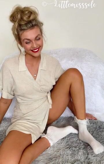 I’m in the mood to scrunch my soles and wiggle my toes so Let’s get these socks off shall we? ????