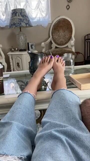 Do you like my wiggly toes? ????