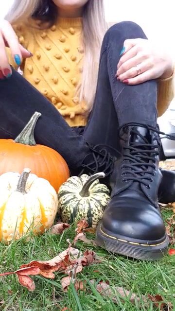 Don't mind everyone staring in the park and clean this foot ????