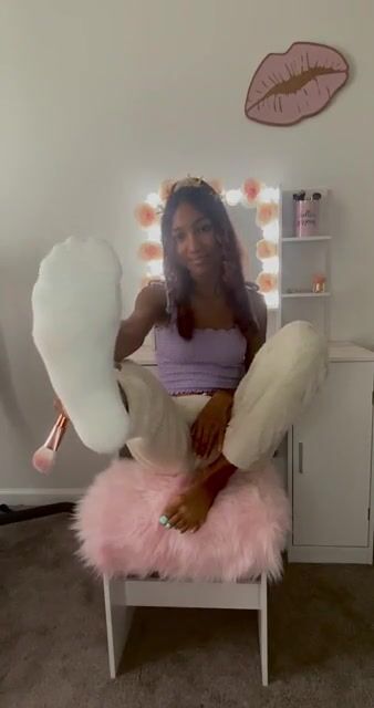 Since you guys like the first one here’s another makeup brush tickling video ;) ????????