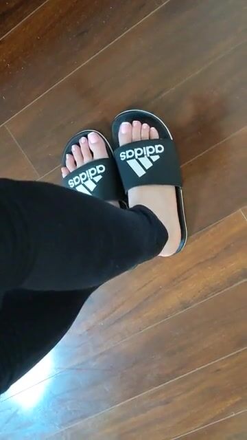 Sticky and slightly sweaty soles fresh out of my slides ♥️ What would you do to get a taste or sniff?