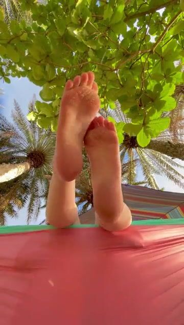 Take a moment and relax under my soles, Monday’s are stressful ☺️