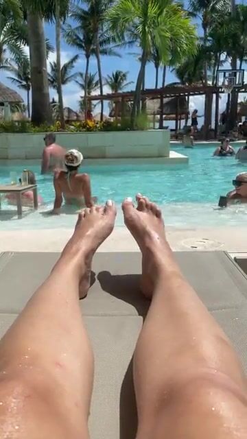 I dare you to lick my toes in front of all these vacationers. ????