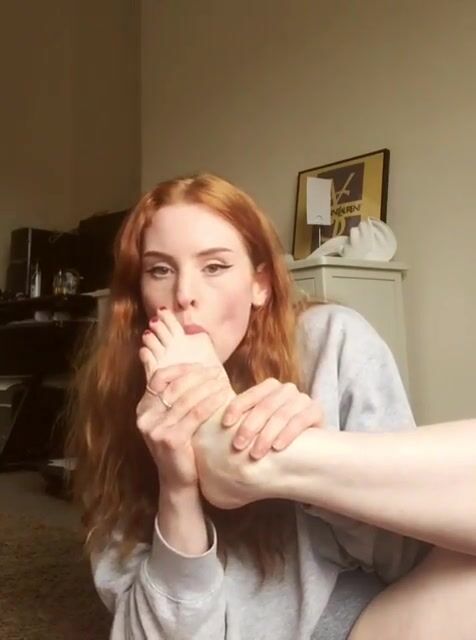 Just a lil ginger girl who loves a good toe sucking